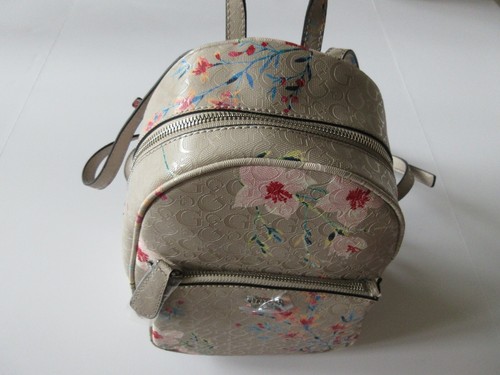 Guess Signature G taupe Blumenmuster doppelter Reißverschluss Fach Rucksack neu mit Etikett - Bild 2 von 8