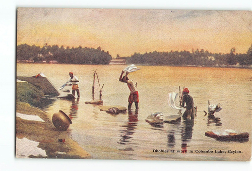 Alte alte Postkarte von Dhobies bei der Arbeit im Colombo Lake Ceylon