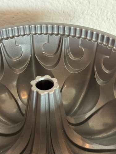 New-Unused Bundt Cake Gray Metal Mold - Dia 9.25" - Picture 11 of 15