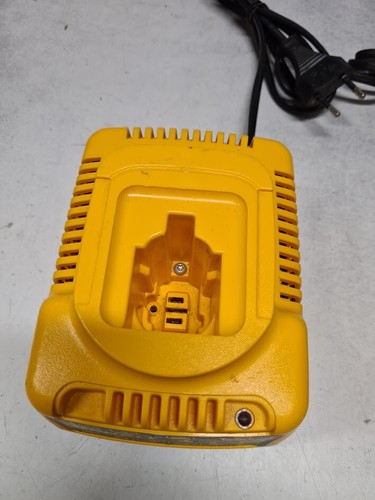 Konvolut 4 DeWalt Ladegeräte & Akkus - gebraucht, funktionsfähig, ohne Verpackung - Bild 6 von 19
