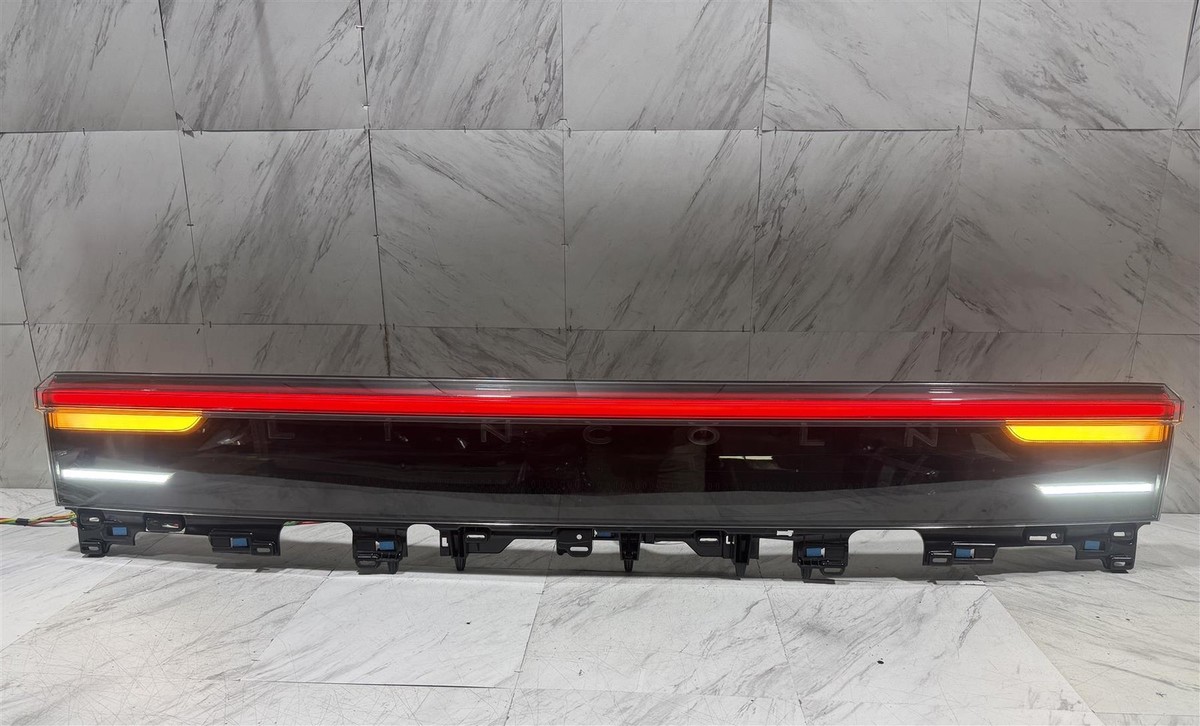 2025 LINCOLN NAVIGATOR LIGHT BAR OEM CENTER TRUNK TAIL LIGHT LED