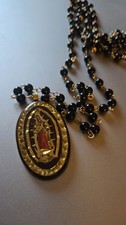 Hermoso collar colgante vintage con cuentas de madera laminada Nuestra Señora de Guadalupe