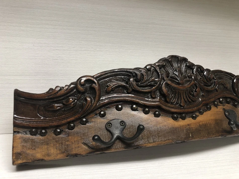 Hermoso estante de pared de madera profundamente tallada ornamentado estilo victoriano de colección con ganchos Foto 2 de 4