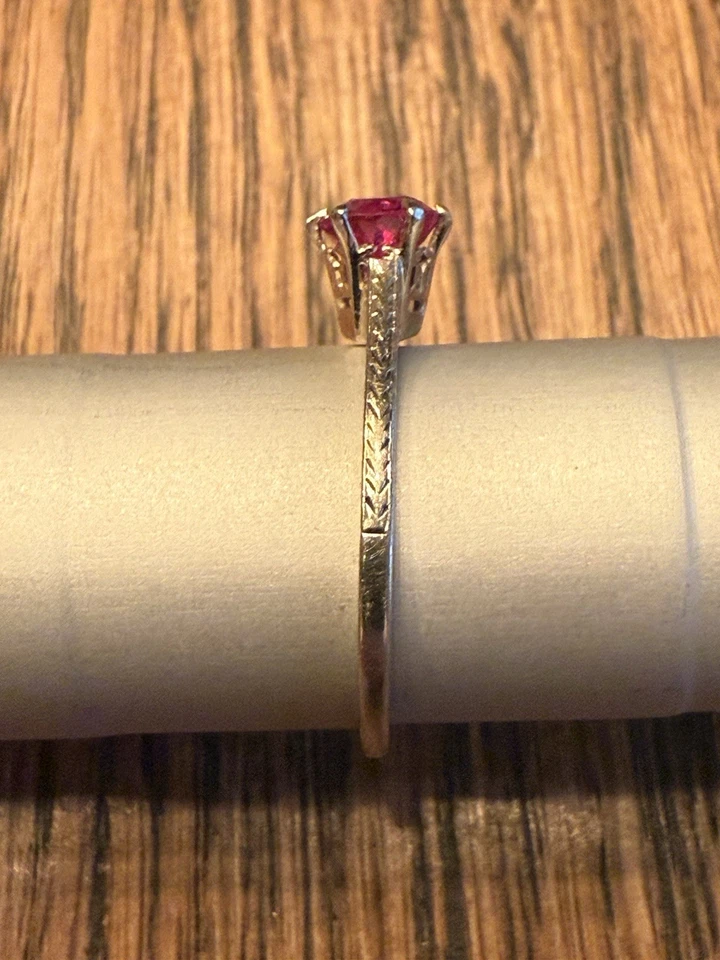 Anillo de compromiso solitario vintage de oro blanco y espinela roja de 14k Foto 3 de 4