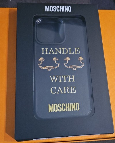 Moschino Iphone 13 Pro Max Case Black/Gold "Handle With Care" - 第 2/4 張圖片