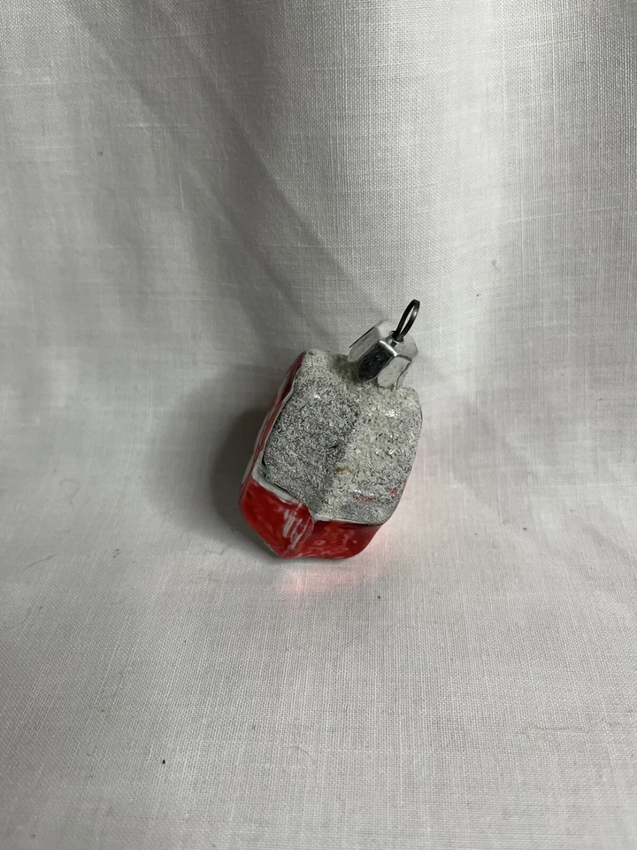 Antiguo adorno de Navidad antiguo de vidrio de mercurio rojo granero casa con nieve brillante Foto 4 de 4