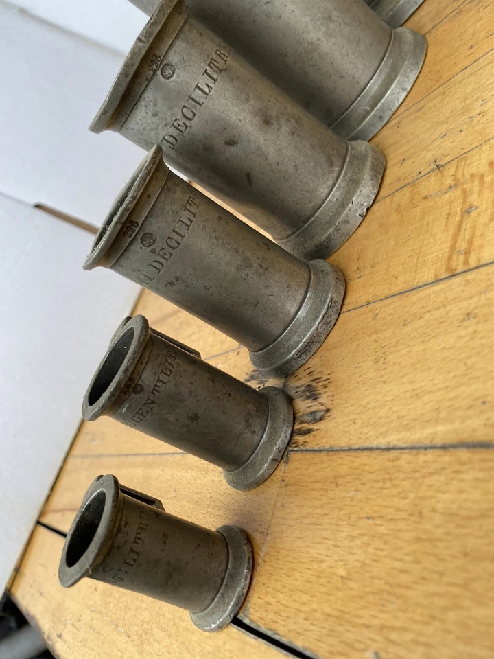 1 / Ustensiles Série 7 anciennes MESURES EN ETAIN poincon Signées Vincent - Photo 4/4