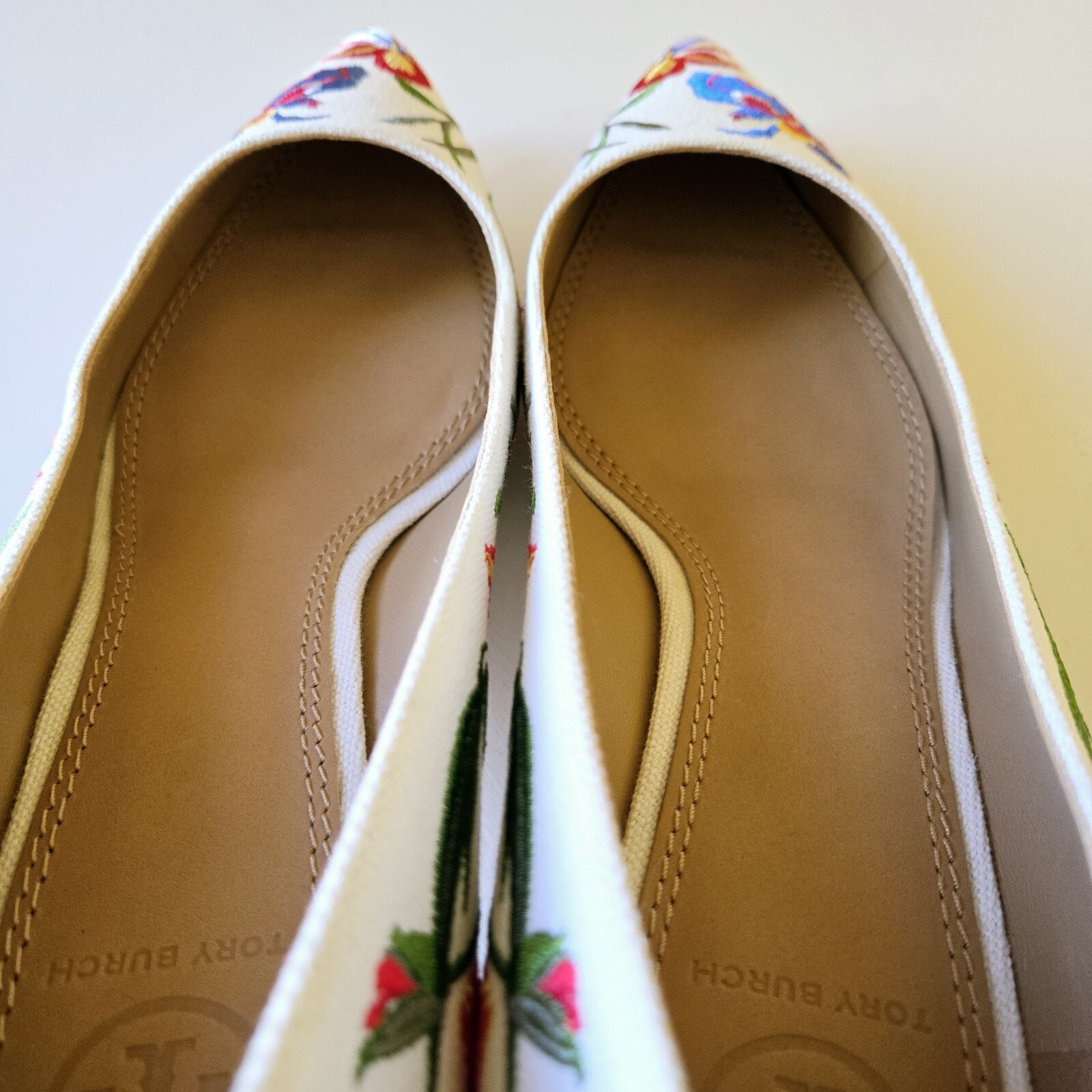 Tory Burch Elizabeth Painted Iris Embroidered Canvas Kitten Heel Pumps Size 8.5M thumbnail 11