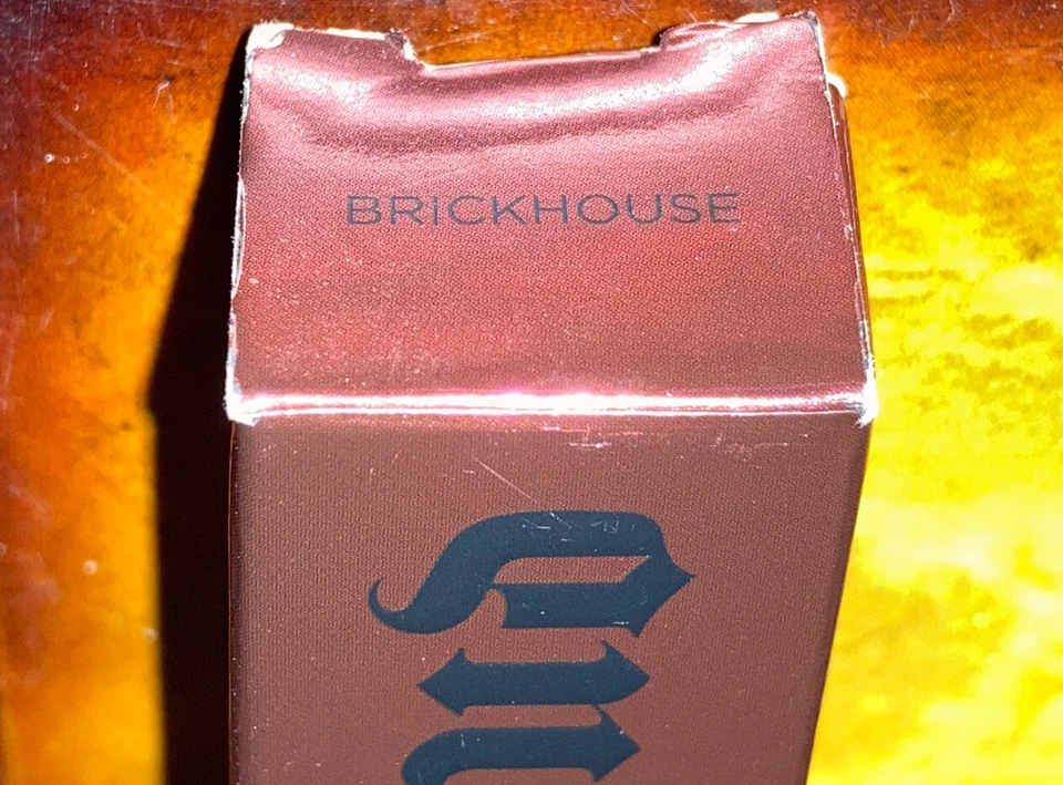 URBAN DECAY REVOLUTION BRILHO LABIAL DE ALTA COR BRICKHOUSE 0,17 oz Pro Make Up Gift - Imagem 2 de 4