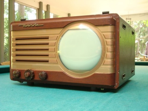 Vintage 1940's Motorola 7VT5R, Red 7" Portable TV - Picture 4 of 12