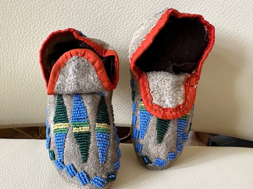Antique American Plains Indian Beaded Child's Moccasins c. 1900 5.5" X 2.25" - Picture 2 of 13