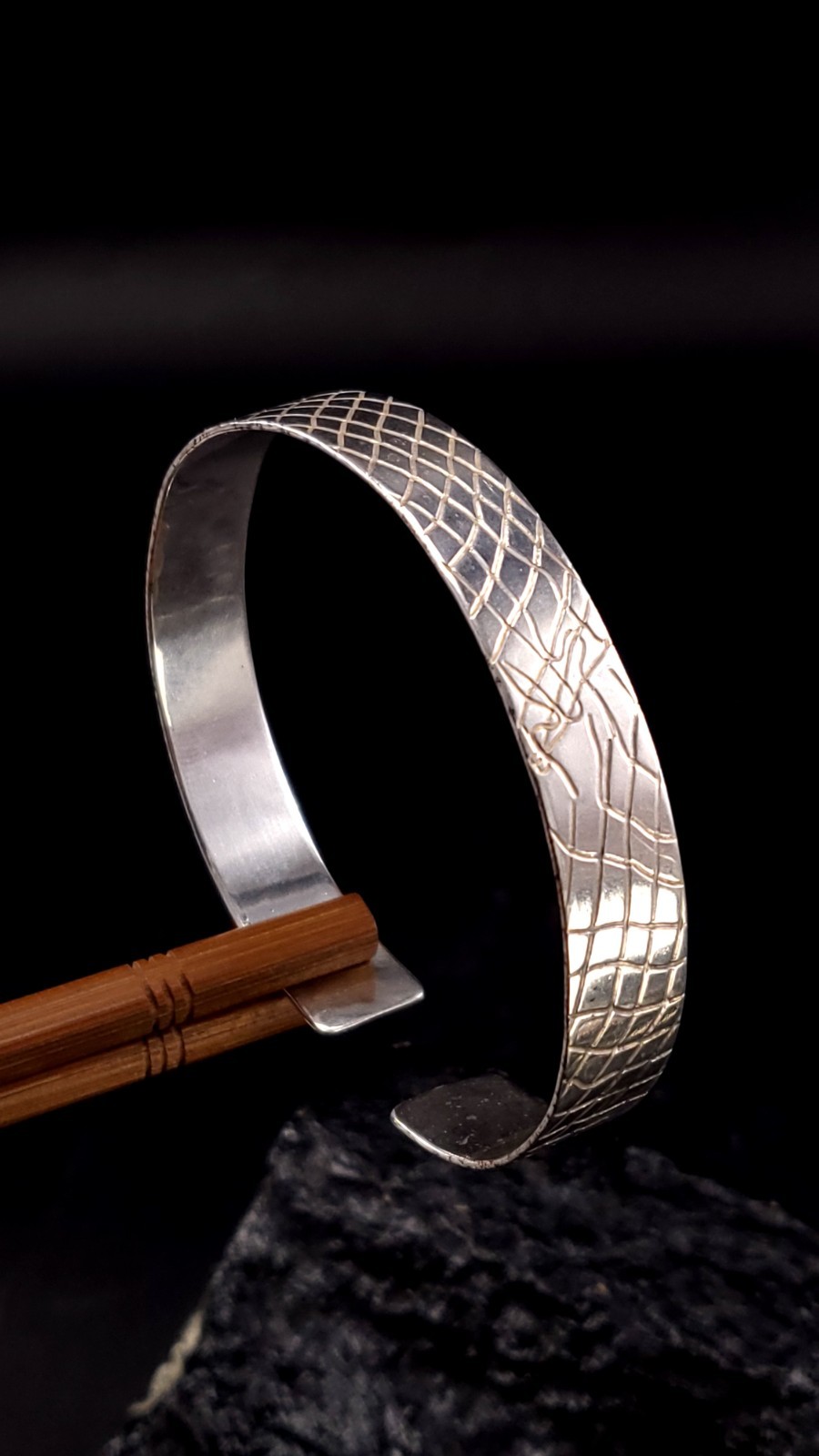 Vintage Modernist Sterling Silver Open Cuff Engraved Bangle beautiful 16.6g image 2