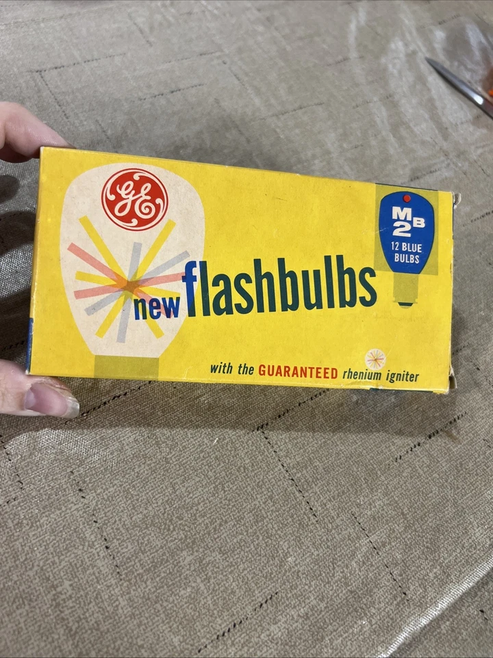 Vintage Camera Flash GE M2B Pack of 12 Bulbs New Old Stock NOS - Image 2 of 4