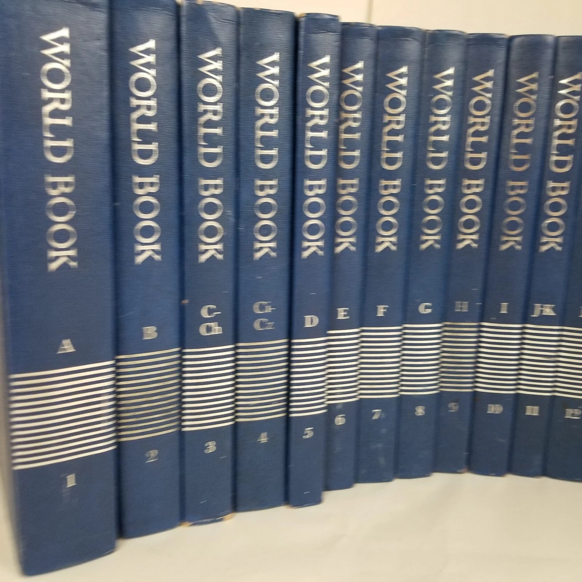 World Book Encyclopedia Complete 22 Volume Set Blue 1980 Plus 81 & 82  Yearbooks