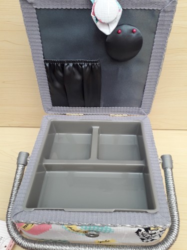 Nuevo con etiquetas - Tela de diseño de muestras coloridas - Caja de coser cuadrada pequeña - Hobby regalo - Imagen 2 de 4