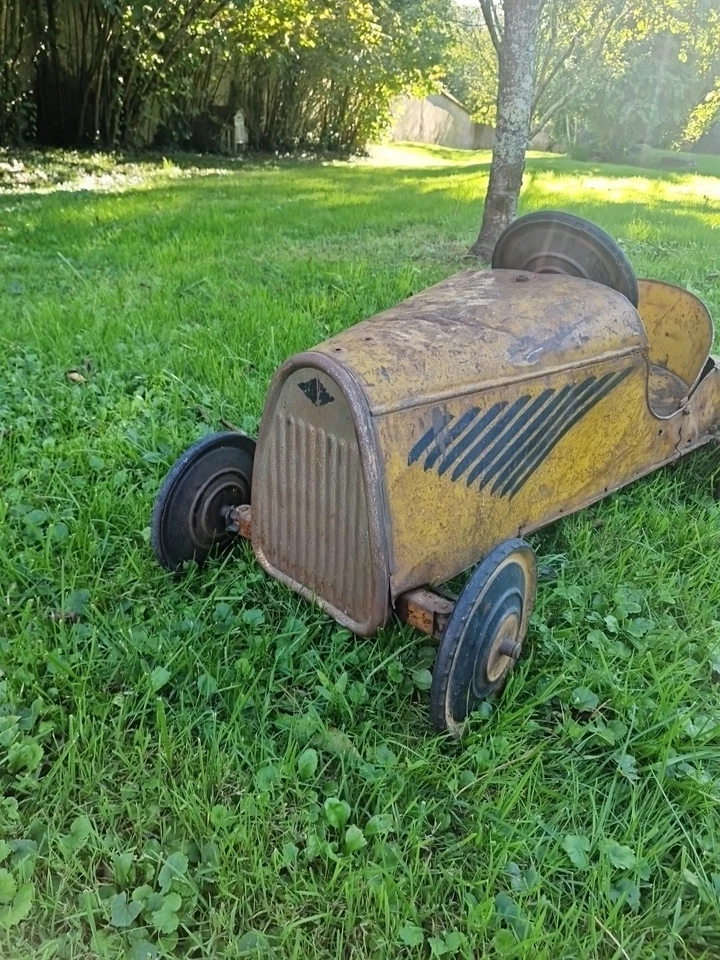 voiture à pédales ancienne En Tôle. - Photo 2/4