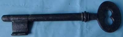 INDIAN LARGE ANTIQUE VINTAGE RUSTY IRON OLD SINGLE KEY AGE UNKNOWN HEAVY PIECE