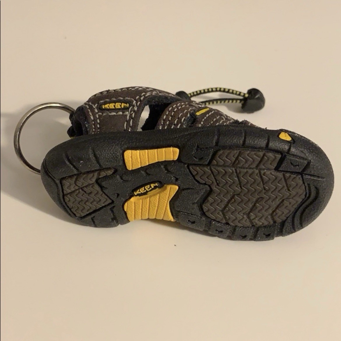 KEEN Mini Portachiavi Sandalo Scarpa 3 3 4" Miniatura Replica Marrone e Giallo