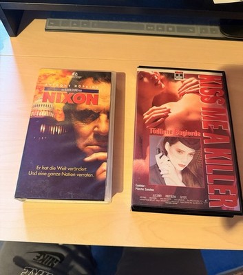 2 VHS Sammler Lot Nixon + Kiss Me A Killer mit Schimmelbefall RCA Columbia