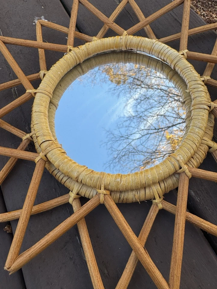 Espejo Sunburst de ratán boho de colección - decoración de pared tejida de bambú de mediados de siglo Foto 4 de 4