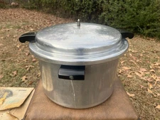 MirroMatic M-0406 16 Qt Vintage Pressure Canner with Jiggler and Trivet Rack