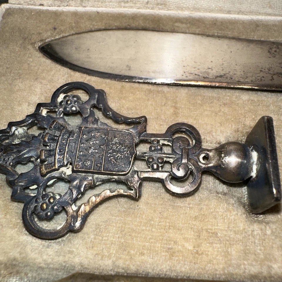 JUEGO DE ESCRITORIO DE 3 PIEZAS RIMAS ANTIGUAS de metal plateado - sello, bolígrafo, cuchillo de letras Foto 3 de 4