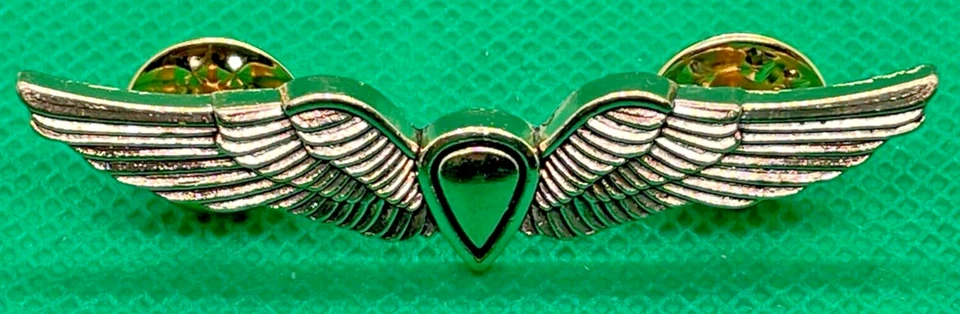 The Last of Us, Ellie’s Gold Shield Wings Pin Metall Rucksack  Badge (Tarnished) - Bild 4 von 4