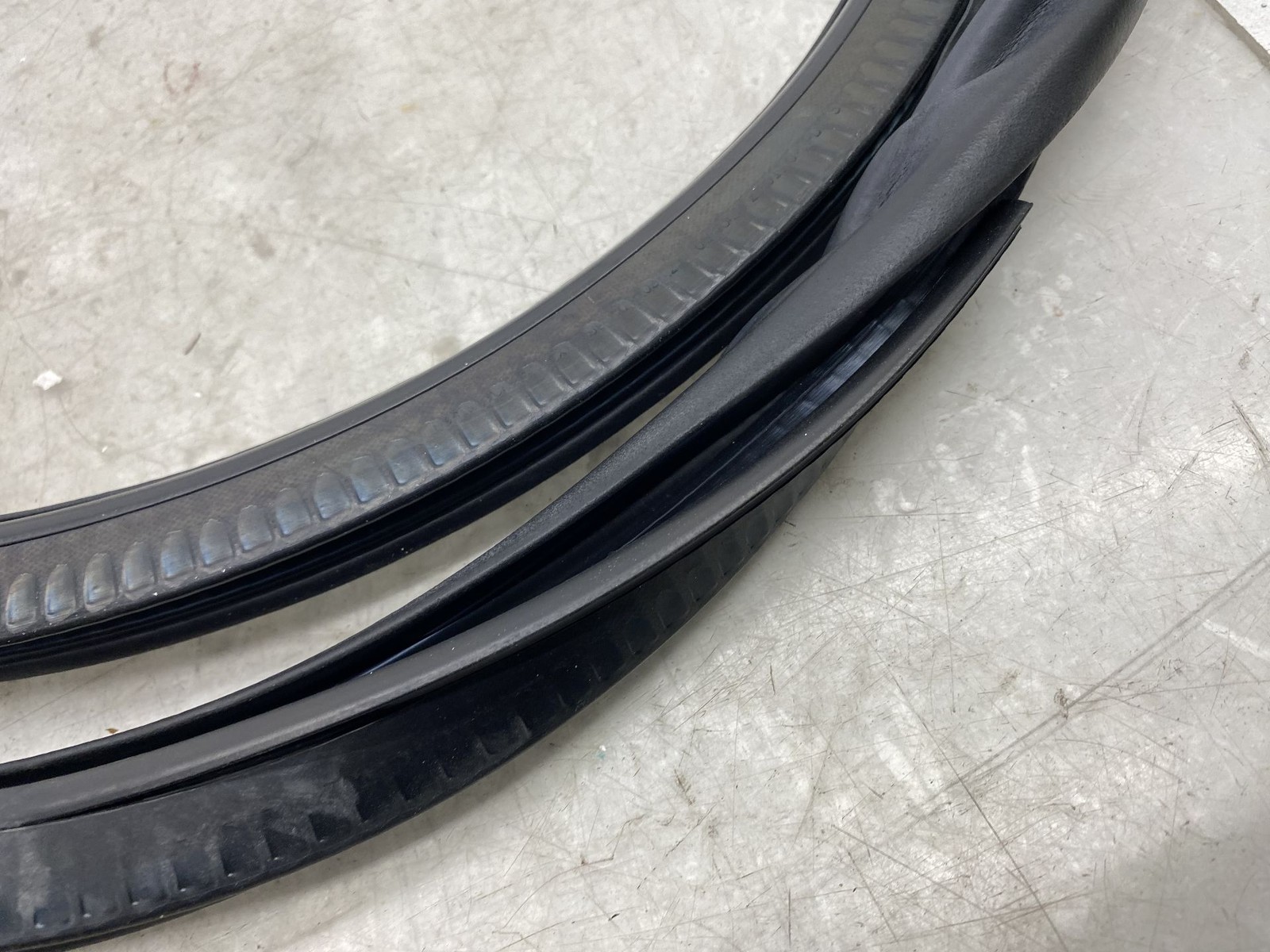 Bentley Flying Spur 2014-2018 FRONT+LEFT Weatherstrip