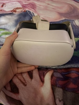 Oculus Meta Quest 2 Comes With 2 Controllers And A Carrying Case Used for VR