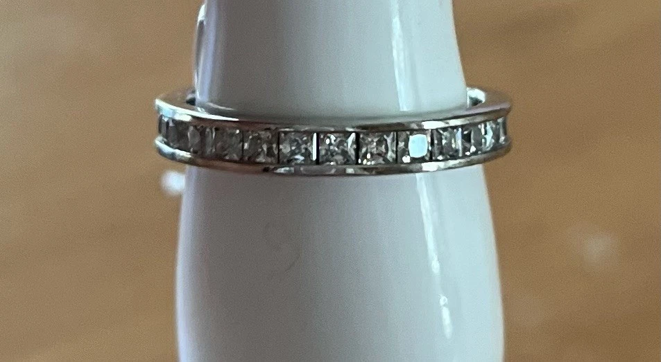 Anillo de eternidad Princesa circonita cúbica conjunto de canales de plata esterlina de Berricle Foto 3 de 4