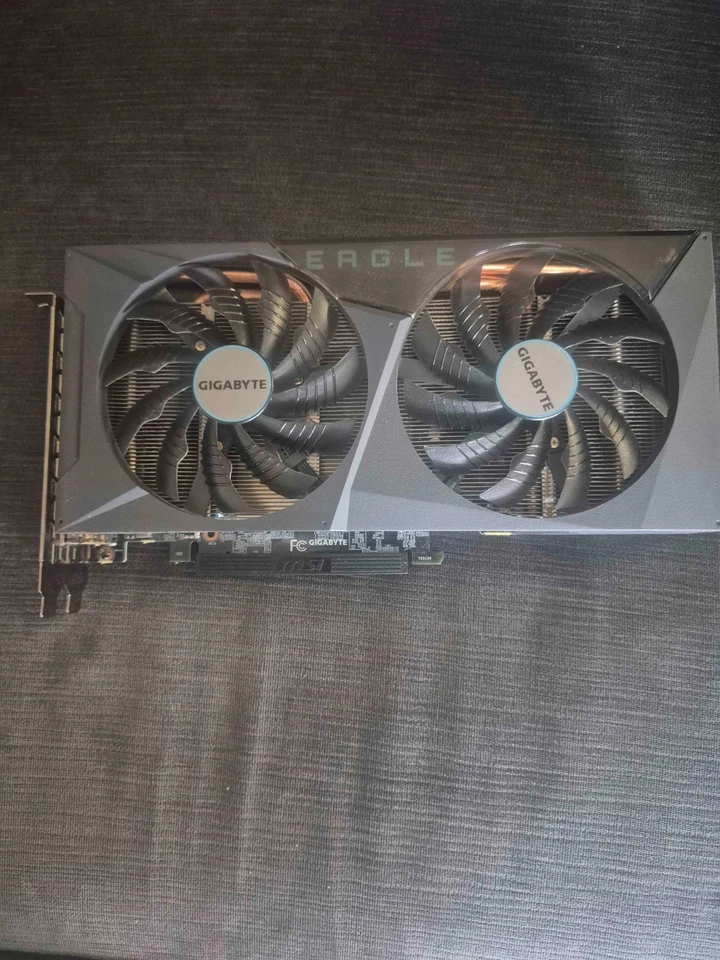 Tarjeta de gráficos GIGABYTE GeForce RTX 3060 Eagle OC 12G (REV2.0), 2x ventiladores WINDFORCE Foto 3 de 4