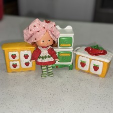 Vintage 1983 STRAWBERRY SHORTCAKE Berry Happy Home Kitchen Set 1979 Doll