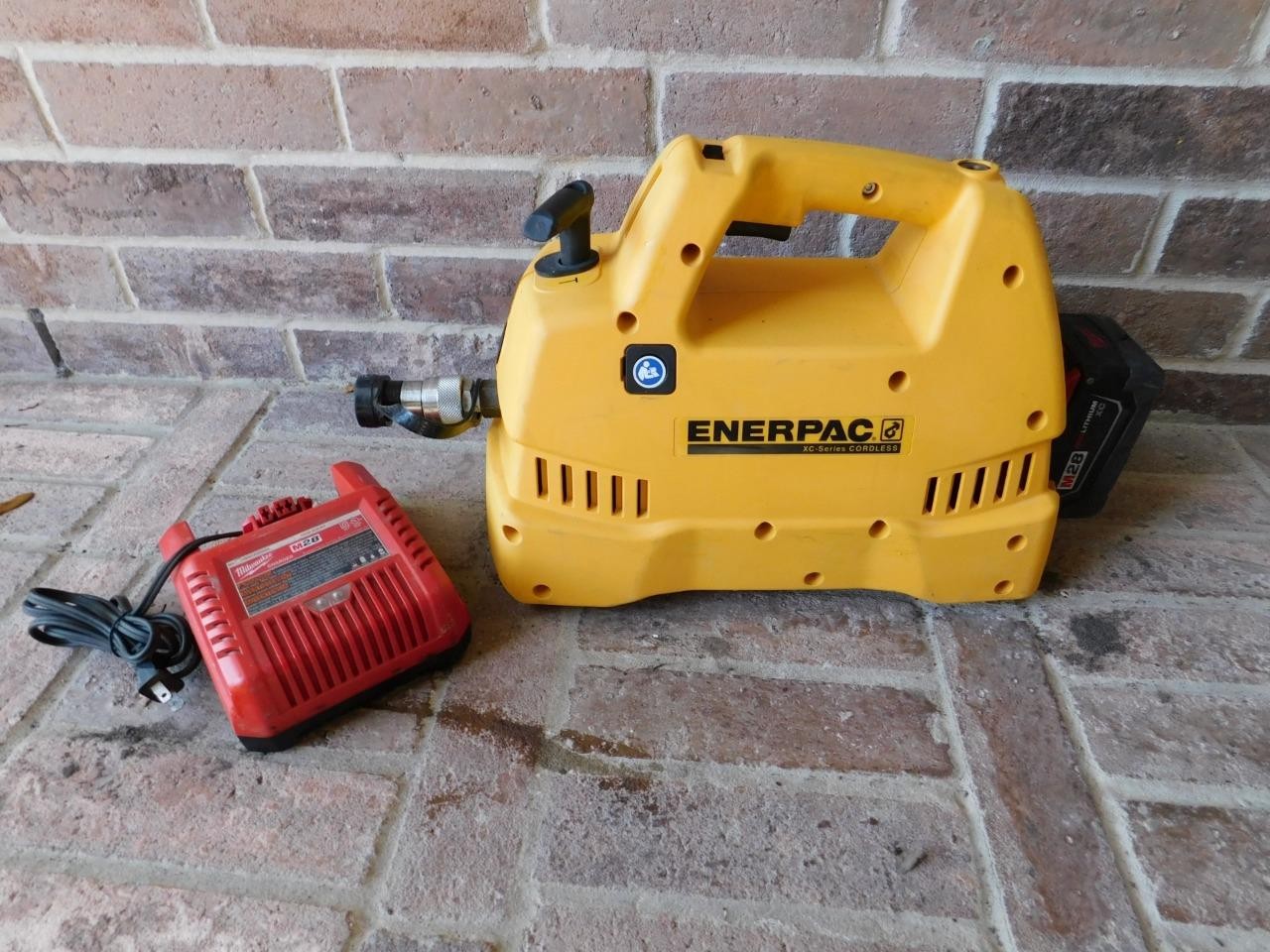 ENERPAC XC SERIES XC1202M  BATTERY POWERED HYDRAULIC PUMP 10,000 PSI CORDLESS