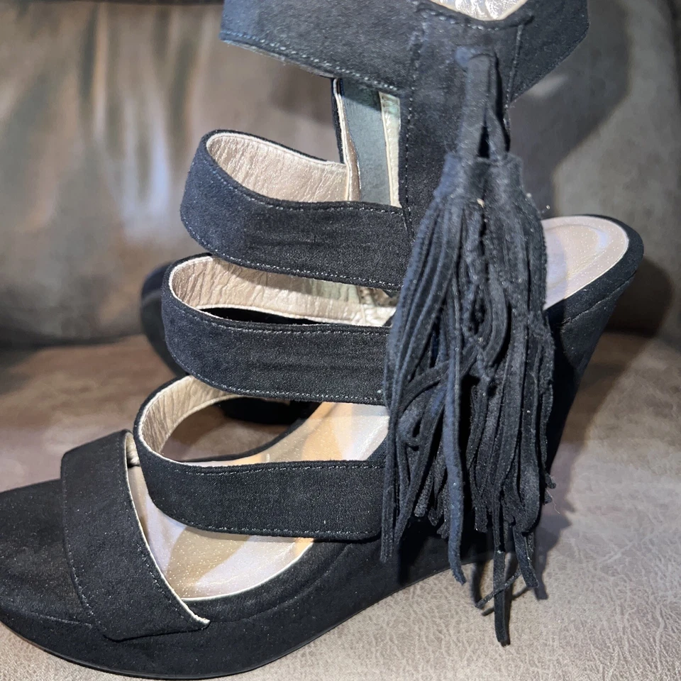Sandalias Qupid para mujer talla 7 con tiras negras de gamuza borla cuña punta abierta Foto 2 de 4