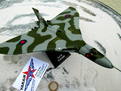AVRO VULCAN Bomber UK RAF Nato Metall Fertigmodell  Aircraft 1:144  / Yakair