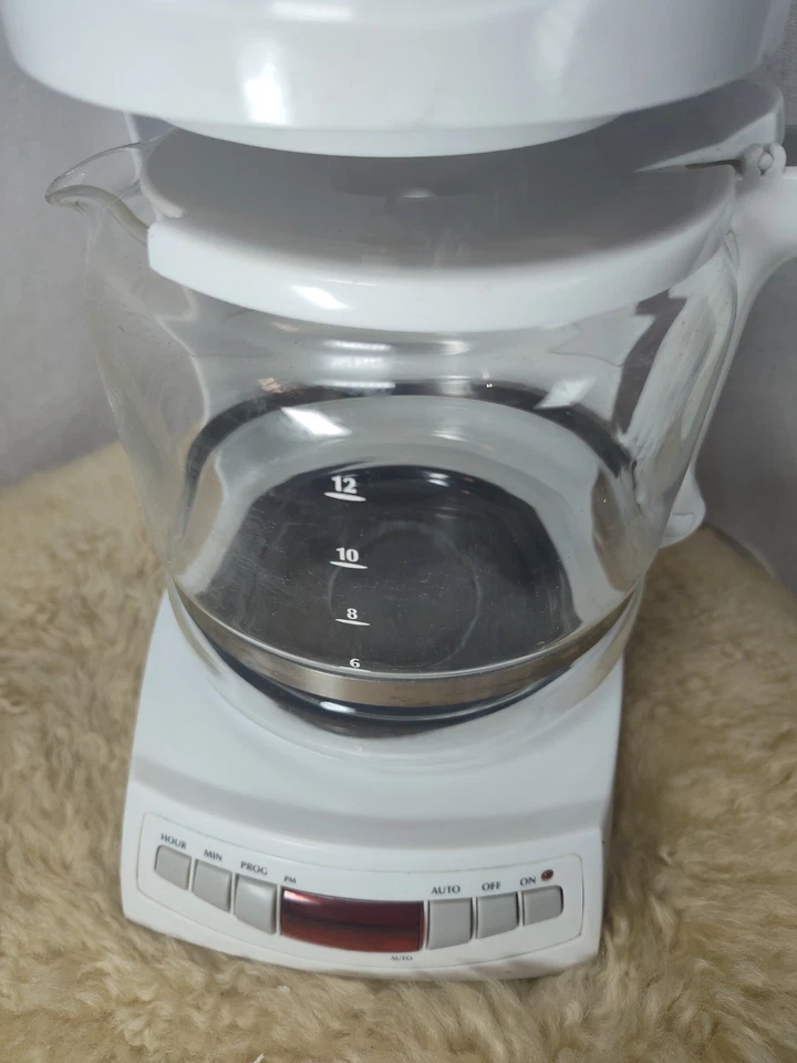 BLACK & DECKER PROGRAMMABLE COFFEE MAKER 12 CUP MODEL DLX900 WHITE - GOOD COND. - Image 4 of 4