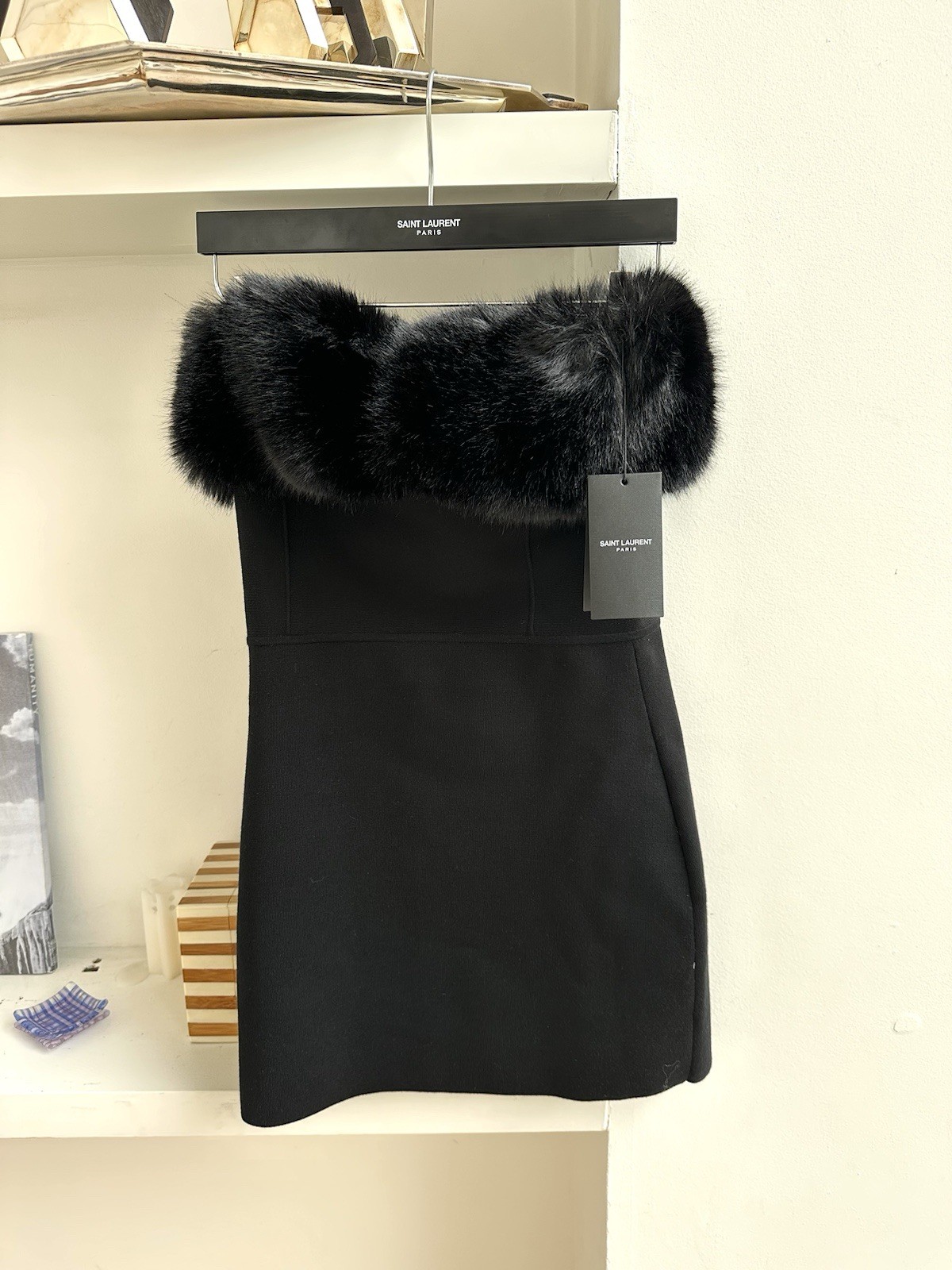 Mini abito Saint Laurent senza spalline pelliccia sintetica bordato misto lana Hailey Bieber