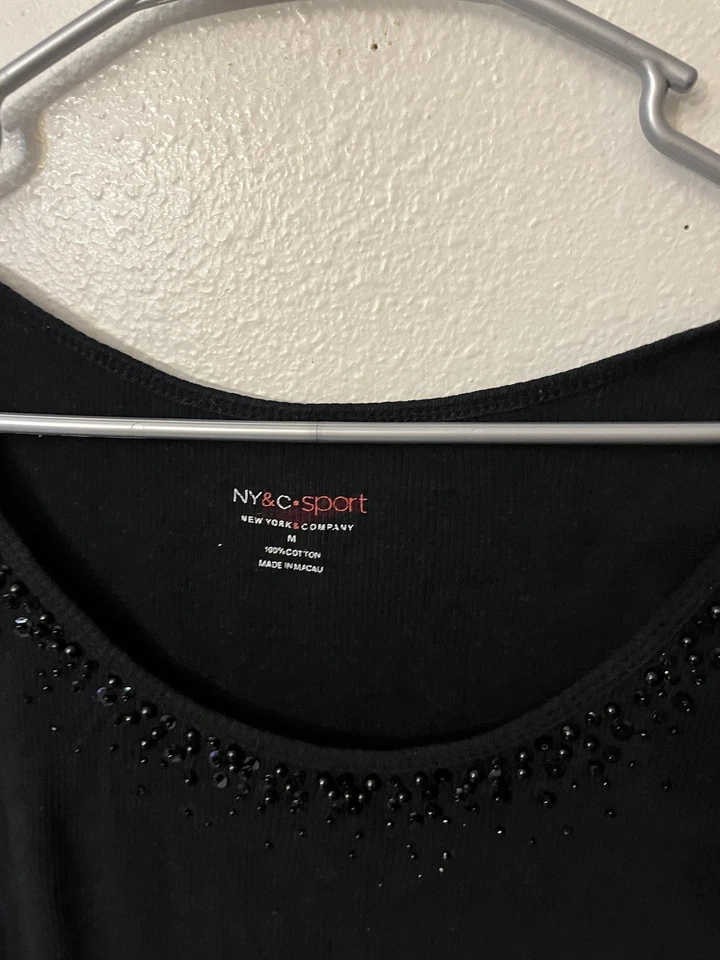 Camiseta deportiva New York & Company negra, talla M adornada Foto 3 de 4
