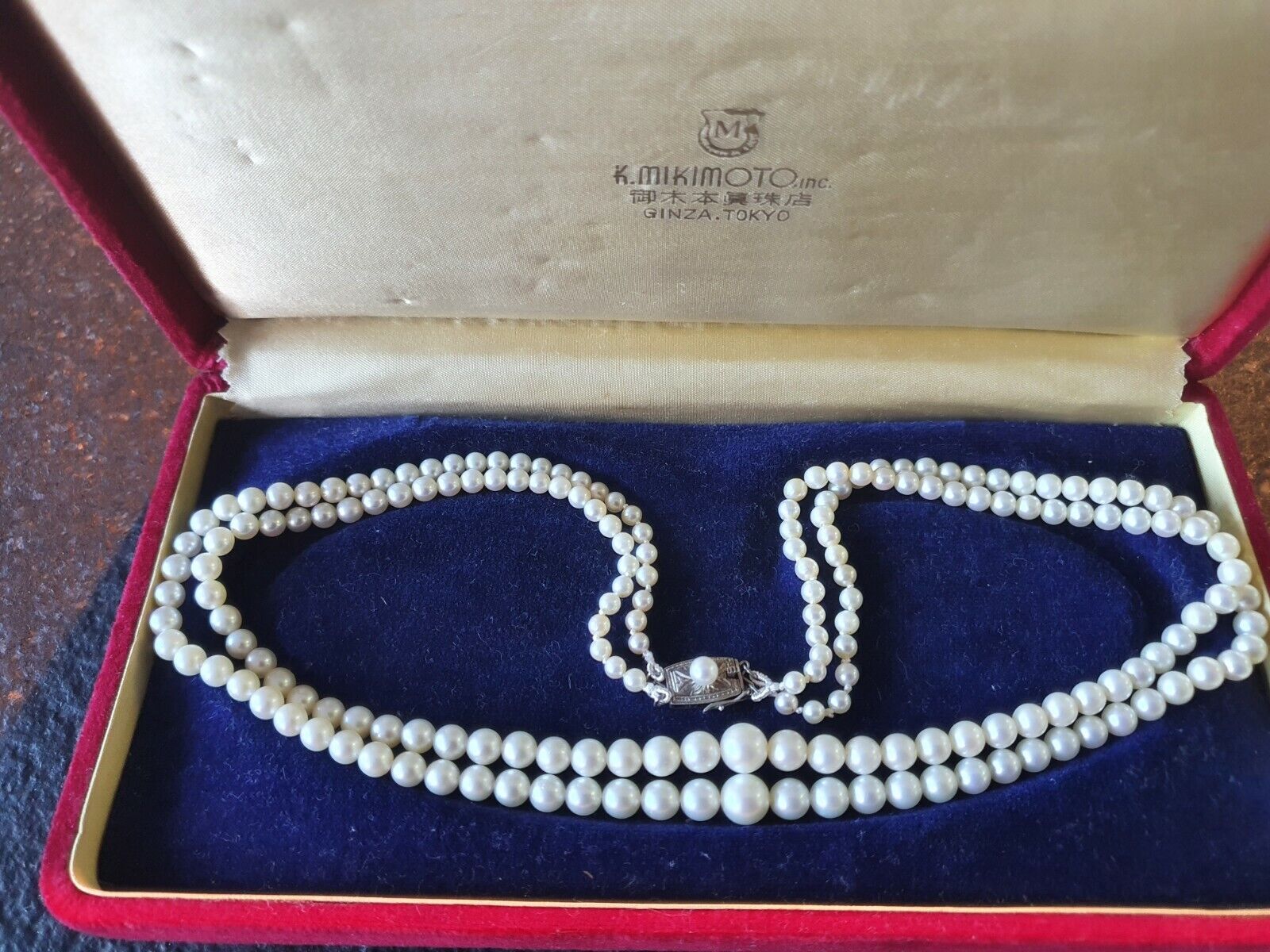 Collier de perles Mikimoto, fermoir argent.