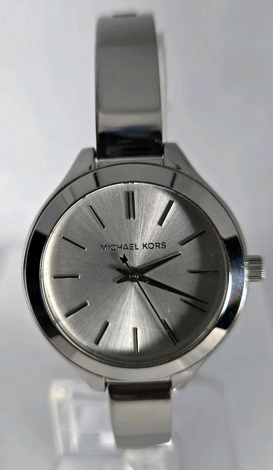 MICHAEL KORS WOMEN'S STAINLESS STEEL. 33mm WATER RESISTAN 5ATM SILVER DIAL - Image 3 of 4