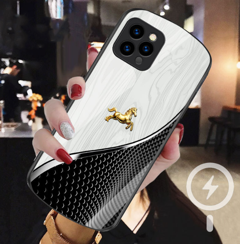 Personalisierte magnetische Hartglashülle Golden Pferd Holzmaserung für iPhone 16 - Bild 2 von 16