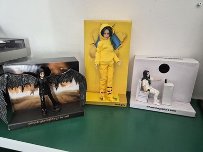 Billie Eilish Figuren-Set 3 Stück mit Diorama & Display-Boxen inkl. Stuhl/Tisch