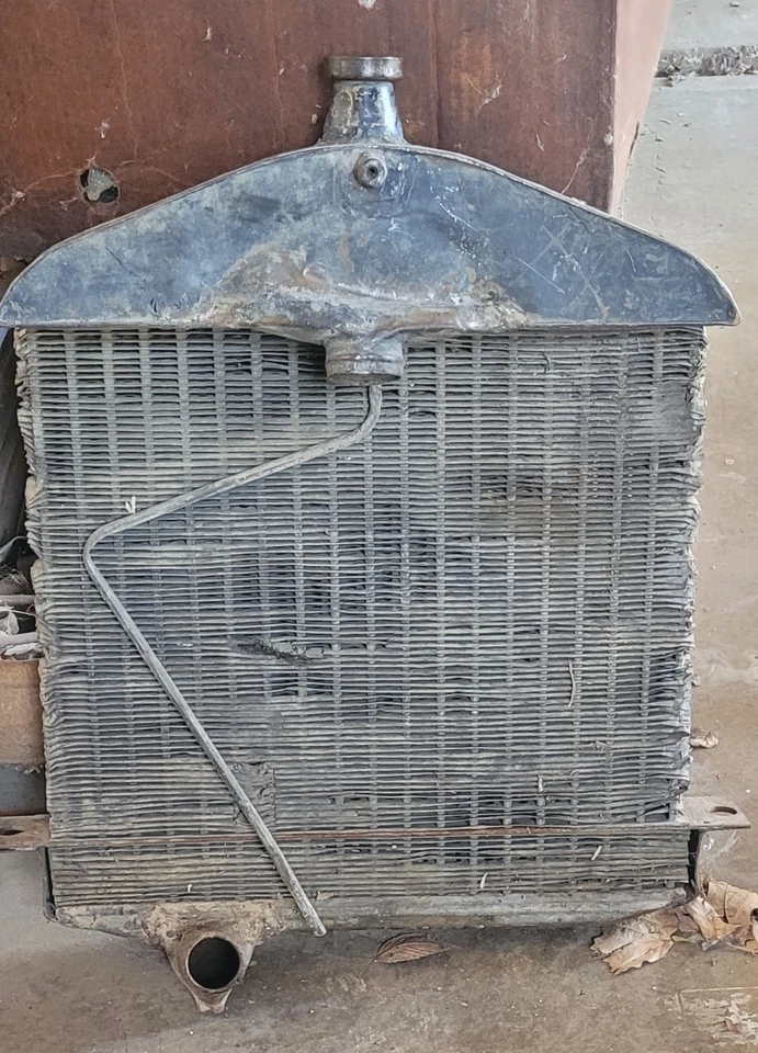 RADIADOR FORD MODELO T POSIBLE MODELO A EN MUY BUEN ESTADO RECONSTRUIDO  Foto 2 de 3