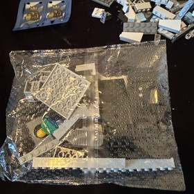 LEGO 8801 CASTLE KNIGHTS ATTACK BARGE  2 minifigures NEW LION CROWN BLUE FLAGS