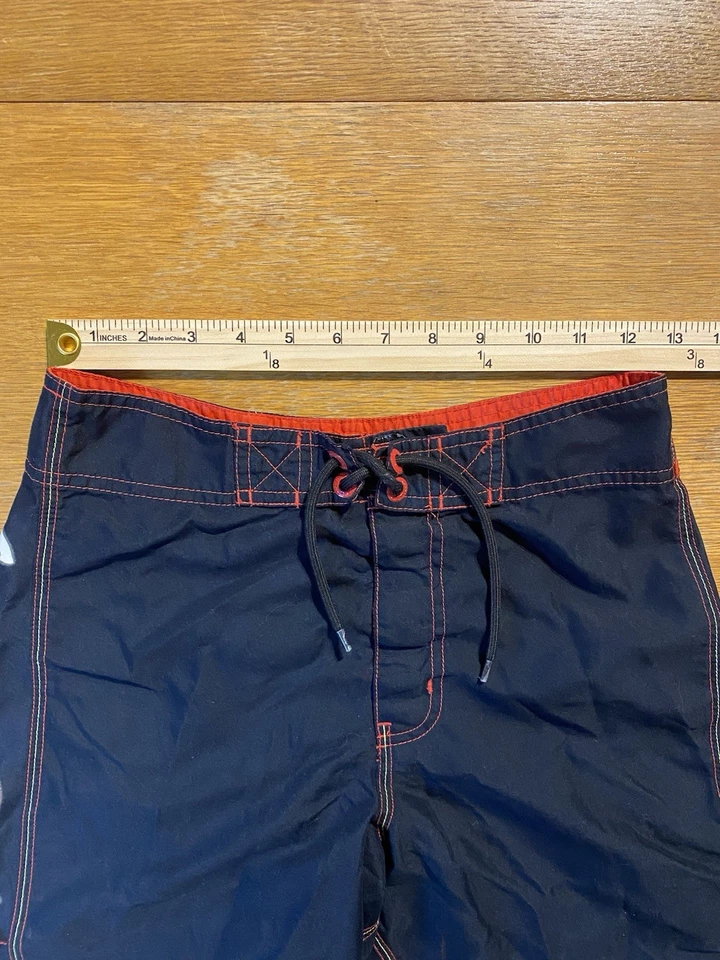 Shorts Mossimo Youth XL Flame Board preto vermelho baús de natação estilo skatista Y2K 28x11 - Imagem 2 de 4