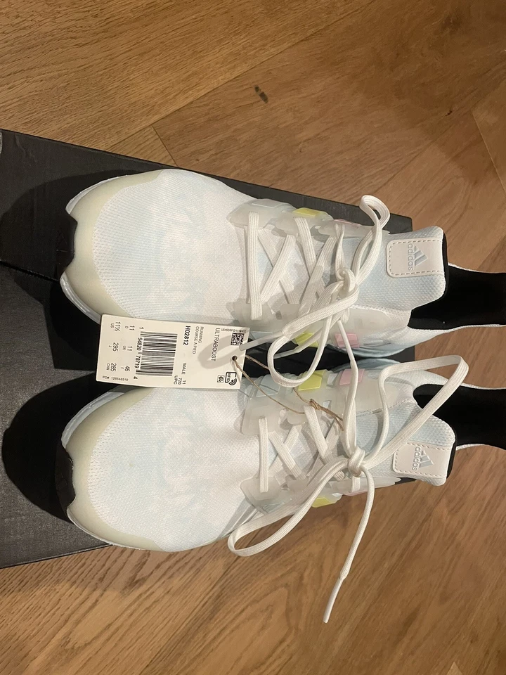 Adidas UltraBoost Para hombres Zapatos para Correr Tinte Cielo H02812 Precio de venta sugerido por el fabricante $180 Talla 11.5 Foto 4 de 4