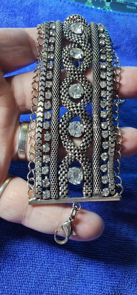 Brazalete ancho llamativo - Estrás tono plata y malla de cadena - Glam Punk Foto 3 de 3