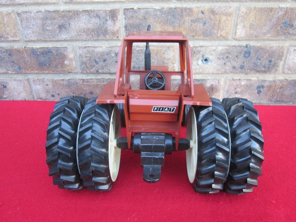 RARE Scale Models Fiat Hesston 1380 W/ DUALS Tractor Model 1/16 EXC Condition - Image 3 of 4