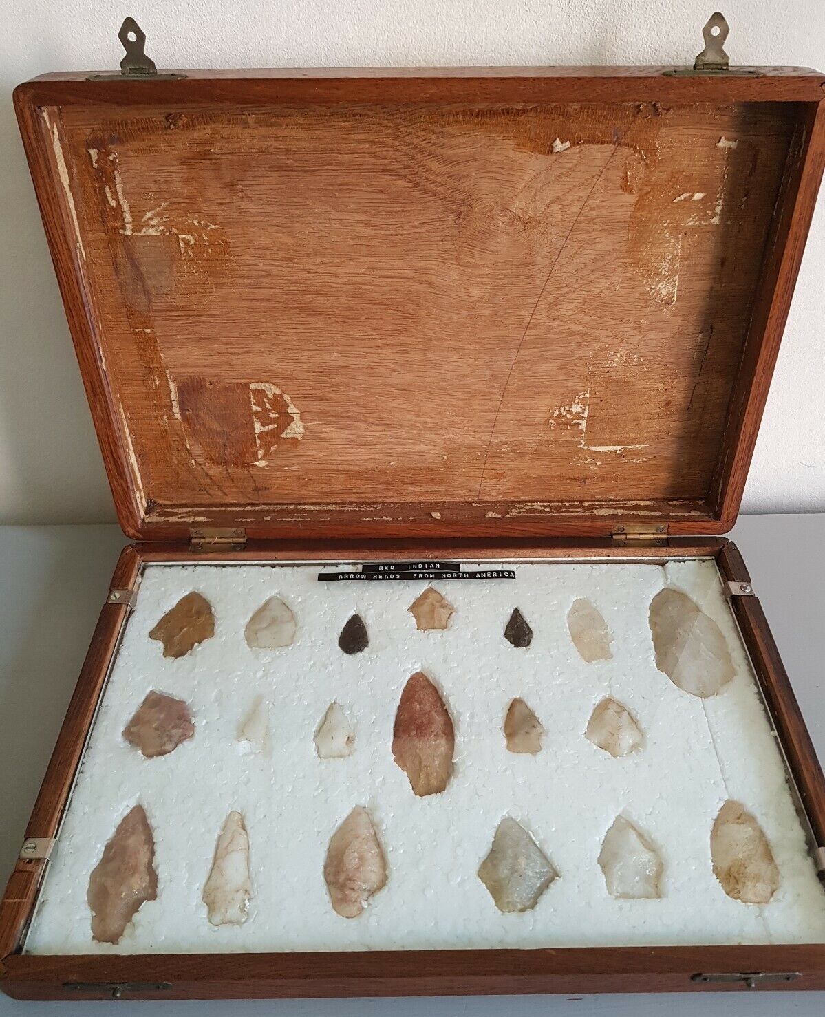 Oak Cased Antique 19 North American Indian Arrow Heads / Points Collection 