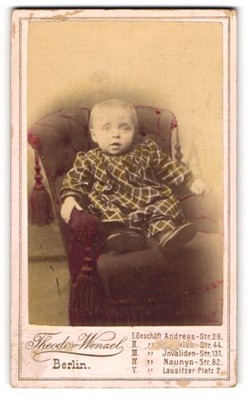 Fotografie Theodor Wenzel, Berlin, Andreas-Str. 28, Süßes Kleinkind im karierte 